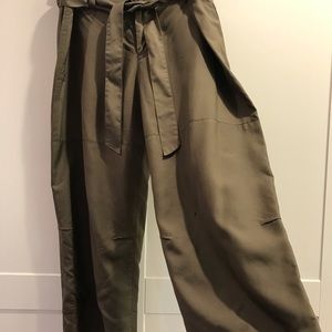 Banana Republic Wide Leg Capri Pant. Size 10.